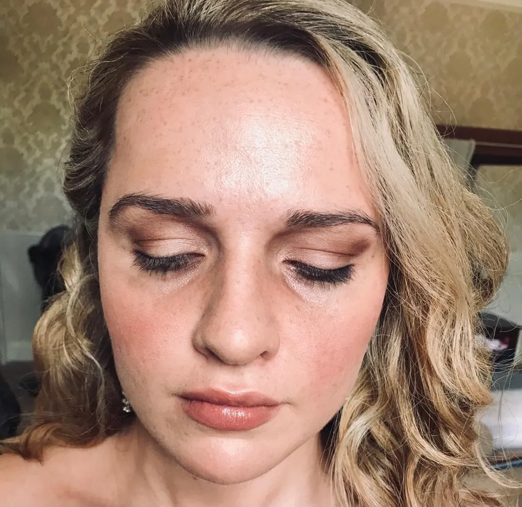 Natural makeup with warm bronze eyeshadow
