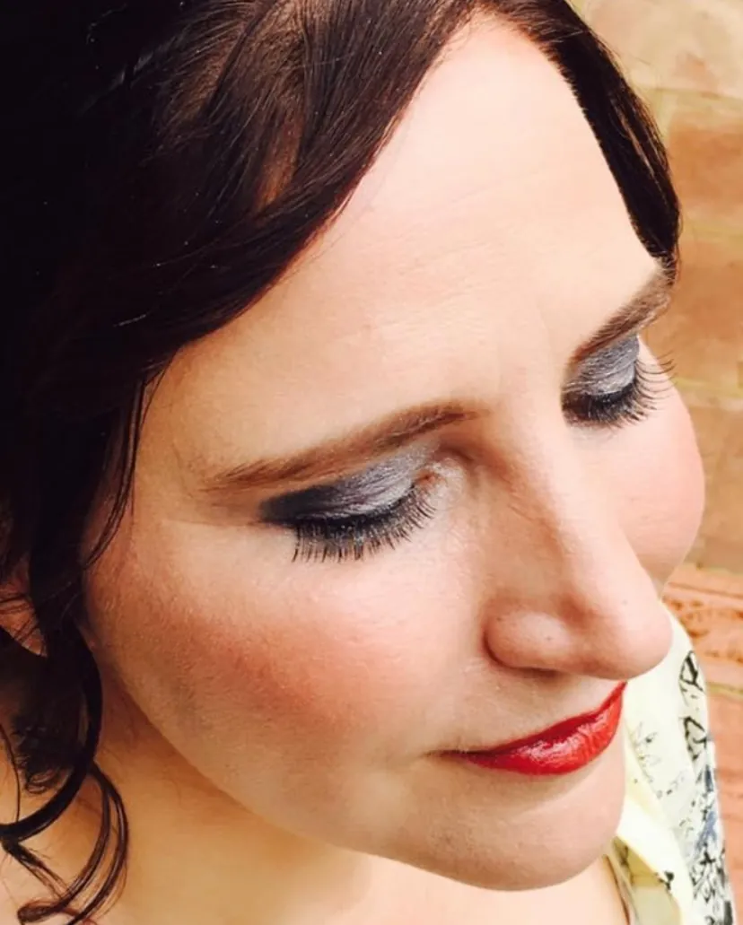 Occasion makeup with smoky eyes and a classic red lip