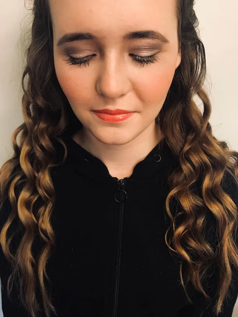 Prom makeup with bronze eyes and long curls